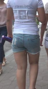 街拍两性感热裤妹