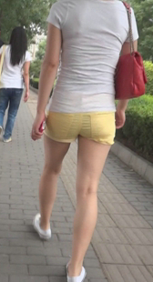 街拍圆臀少妇内痕紧