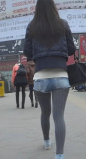 跟拍包臀热裤少妇