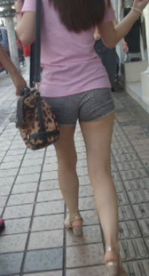 热裤大屁股少妇沟深