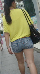 牛仔包臀少妇走路变形