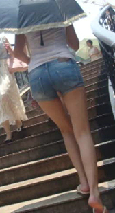 紧身圆臀牛仔热裤少妇上楼梯