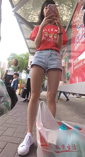 街拍牛仔热裤小妹有点瘦