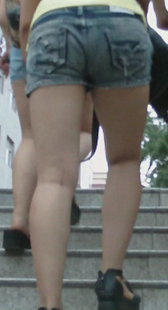 宽臀牛仔少妇上楼梯