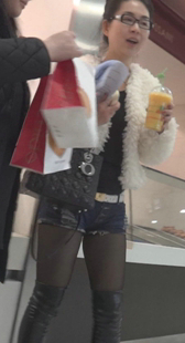 商场宽臀紧身热裤少妇