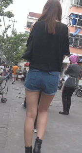 宽松牛仔热裤少妇