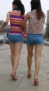 两姐妹热裤争艳