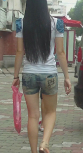 紧身牛仔少妇走路严重变形