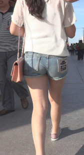 街拍牛仔热裤小妹视频