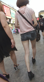 紧身黑牛热裤小妹