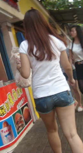 包臀牛仔热裤小妹