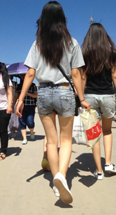 街拍牛仔短裤长发小少妇