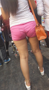 超紧红热裤少妇