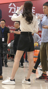 黑短裤长发主持人