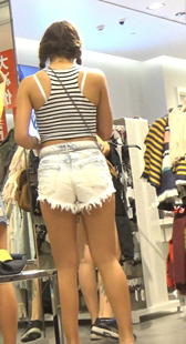 服装店牛仔短裤少妇