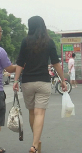 带着小狗的美女