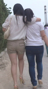 酒后丰臀女生被同伴搀扶回去