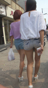 紧身牛仔热裤少妇臀宽