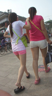 紧身白热裤有点透明