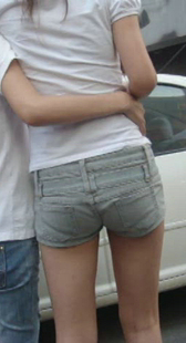 街拍牛仔热裤小妹腿长