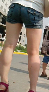 小妹这姿势好霸气