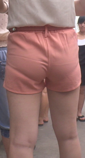 粉色短裤肉臀女生