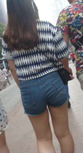 牛仔热裤少妇