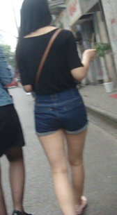 牛仔热裤小妹腿白