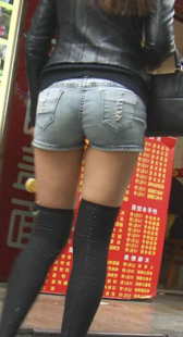 紧身灰牛包臀沟深