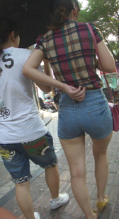 宽臀少妇走路变形