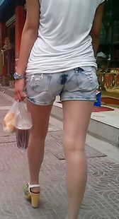 街拍长腿牛仔热裤小少妇