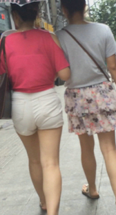 街拍白色牛仔热裤少妇