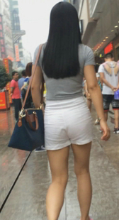 街拍白色热裤小妹