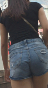 紧身牛仔热裤小妹沟深