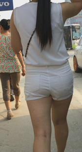 紧身热裤少妇一身白