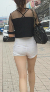 性感白紧热裤小少妇