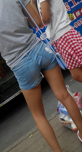 街拍牛仔热裤小妹腿有点黑