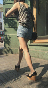 街拍小热裤少妇