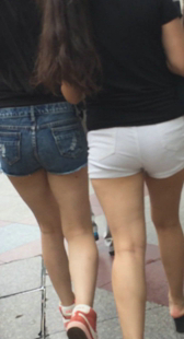 街拍两性感热裤姐妹