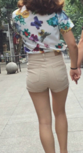 街拍少妇腰细屁股圆又紧