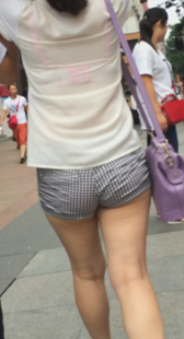 街拍紧身包臀热裤少妇