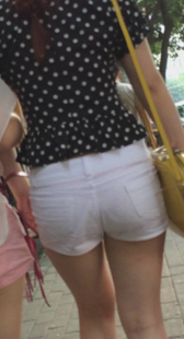 紧身白色热裤迷人少妇