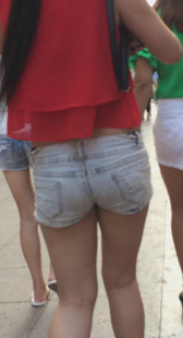 街拍紧身牛仔两姐妹