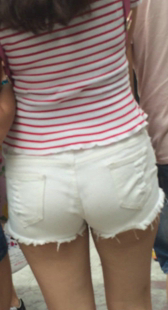 小妹性感白牛热裤包臀