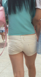 紧身白热裤小妹