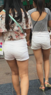 性感白热裤两姐妹