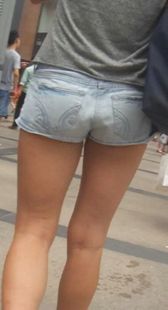 牛仔热裤小妹大腿有点黑