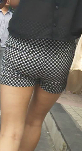 街拍斑点热裤少妇