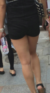 性感黑色热裤穿着暴露