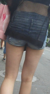 性感长腿牛仔热裤少妇